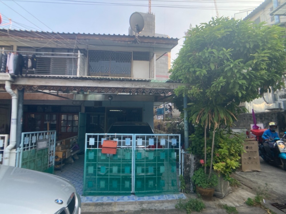 For SaleTownhomeRatchadapisek, Huaikwang, Suttisan : Townhouse behind the corner, the most convenient in the heart of the city, Pracharat Bamphen 9, Soi Sor Kiatchai 1, near MRT Huai Khwang, walking distance Easy to travel in and out of many ways.