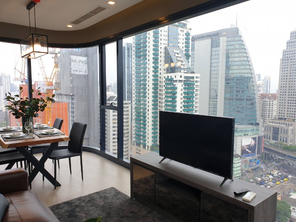 For RentCondoSukhumvit, Asoke, Thonglor : Ashton Asoke for Rent, 64 sq m. 2 Bed 2 Bath corner room, curved glass #AT1114