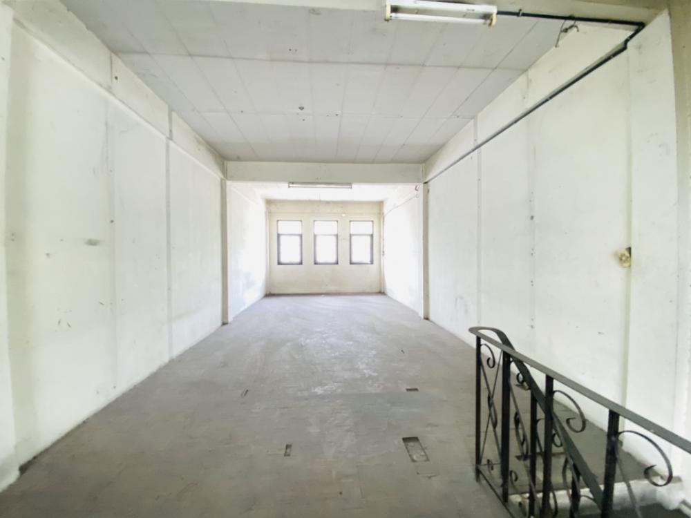 For SaleShop HousePathum Thani,Rangsit, Thammasat : For Sale 1.9 M Urgent sale of a building, Chachawal Place shophouse, 3.5-storey commercial building, with roof terrace, on the road, with parking for 2-3 cars in front of the house.