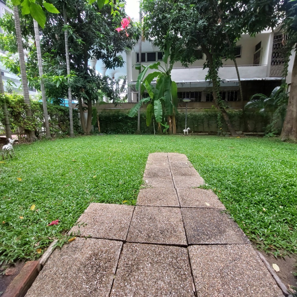 For SaleLandSukhumvit, Asoke, Thonglor : Land for sale with a 5-storey building in the middle of Soi Sukhumvit 15, near BTS Asoke 500 meters, location in the CBD is hard to find.