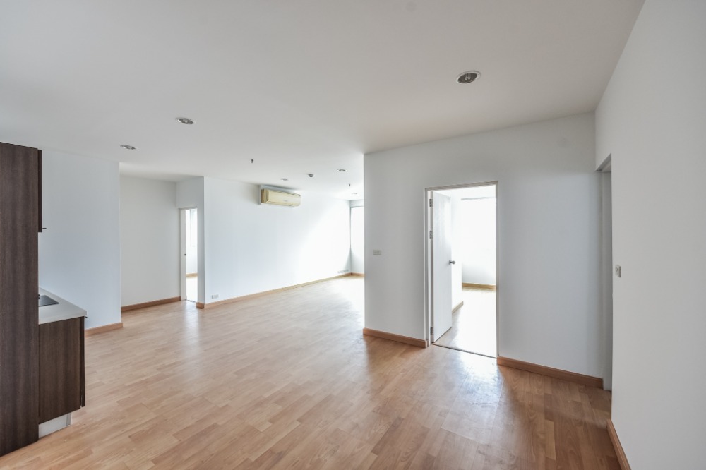 For SaleCondoSathorn, Narathiwat : Urgent!! Cheapest in the building 2B2B 105 sqm High Floor BTS St.Louise Call : 0968516616