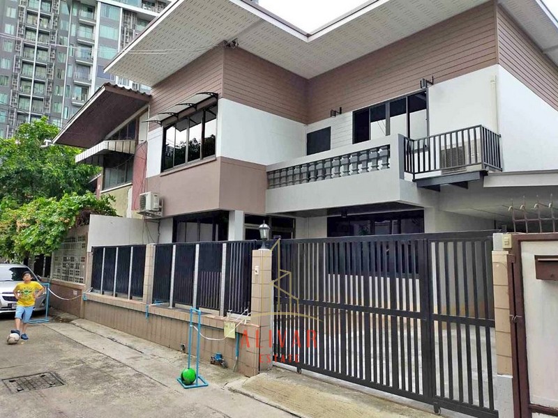 For RentHouseSukhumvit, Asoke, Thonglor : RH060723 2-storey detached house for rent, prime location, Ekkamai 12, suitable for office or shop