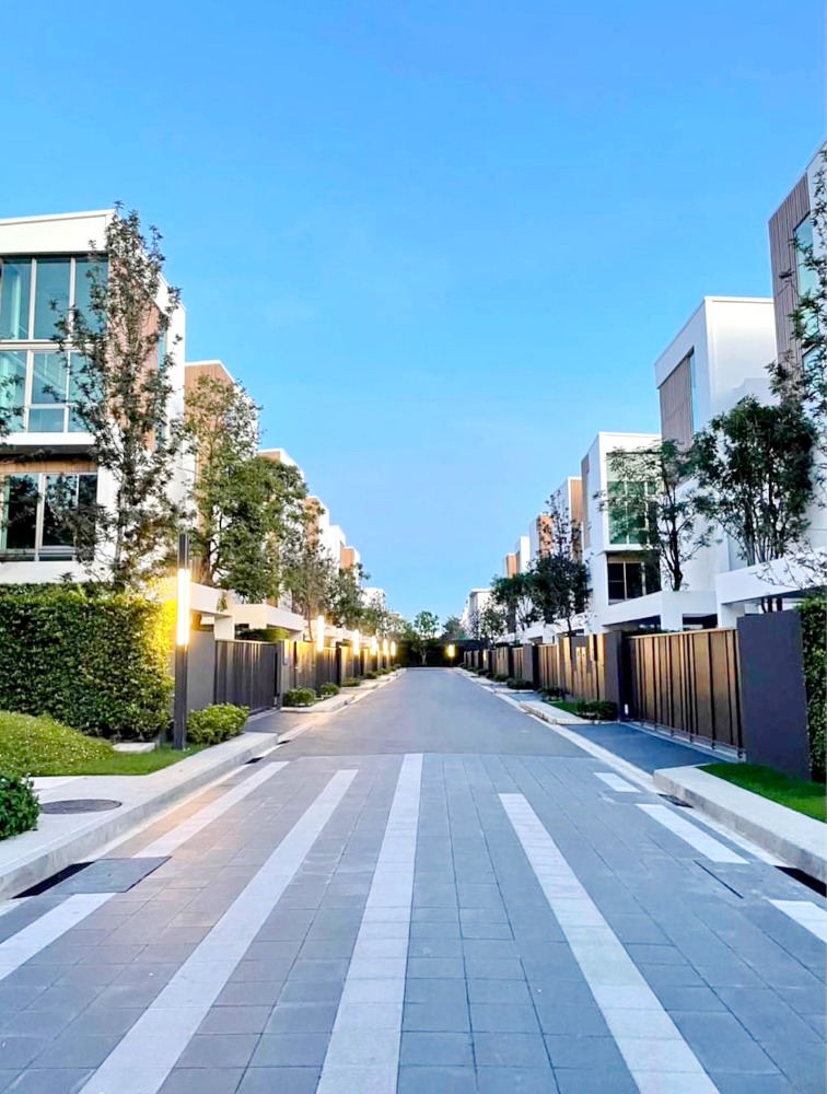 For RentHousePattanakan, Srinakarin : H0062😊 For RENT For rent, 3-storey detached house🚪3 bedrooms🏢Rama 9🔔House area: 76.00 sq.wa🔔Usable area: 324.00 sq.m.💲Rent: 300,000฿📞O99-5919653,O65-9423251✅LineID:@sureresidence