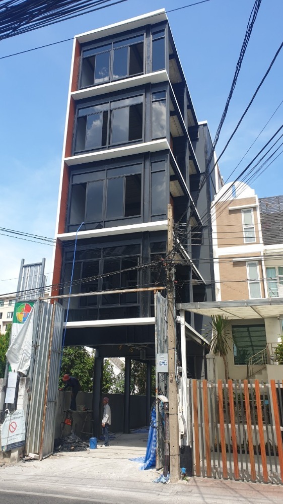 For SaleShop HouseSathorn, Narathiwat : Selling a 5-storey commercial building with a transport lift in the building, selling 29.9 million baht.