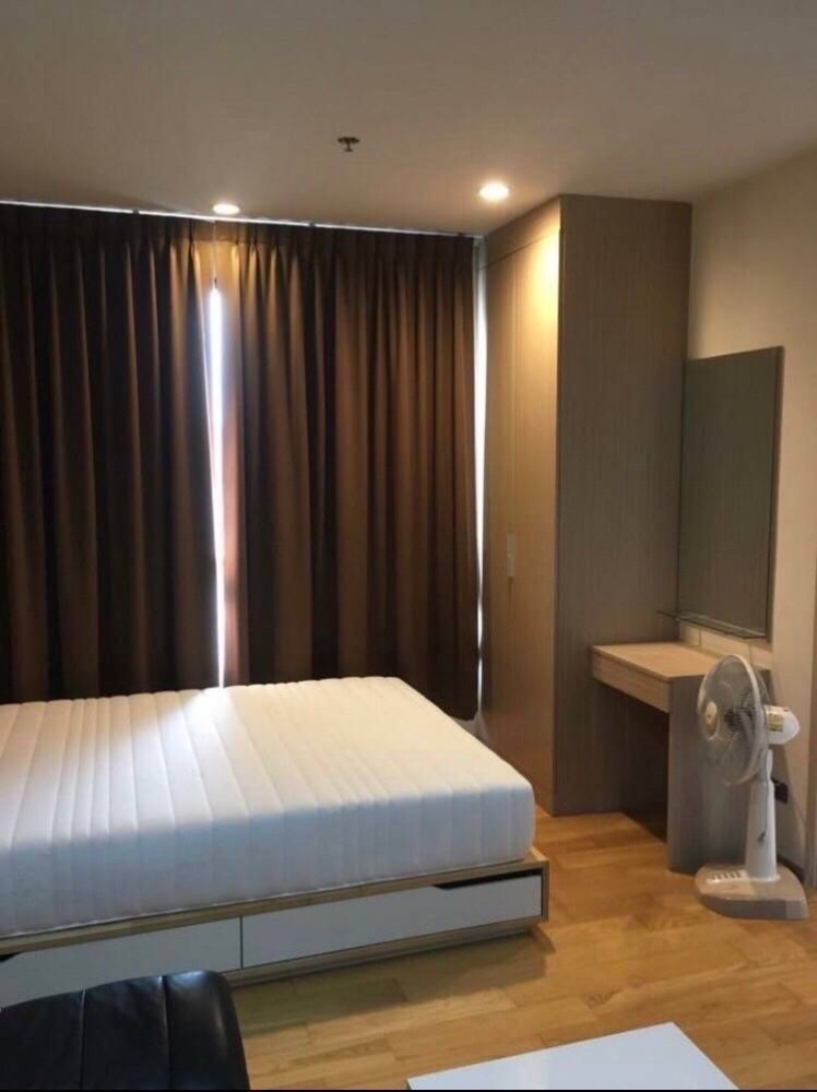Fuse Sathorn Taksin For Sale เฟอร์นิเจอร์แน่น พร้อมเข้าอยู่ สนใจรีบติดต่อมาเลย Loading...