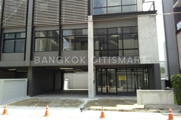 ขายโฮมออฟฟิศเลียบทางด่วนรามอินทรา : *Home Office for Sale* District Sriwara | 4 Rooms | 7 bath | 061-625-2555