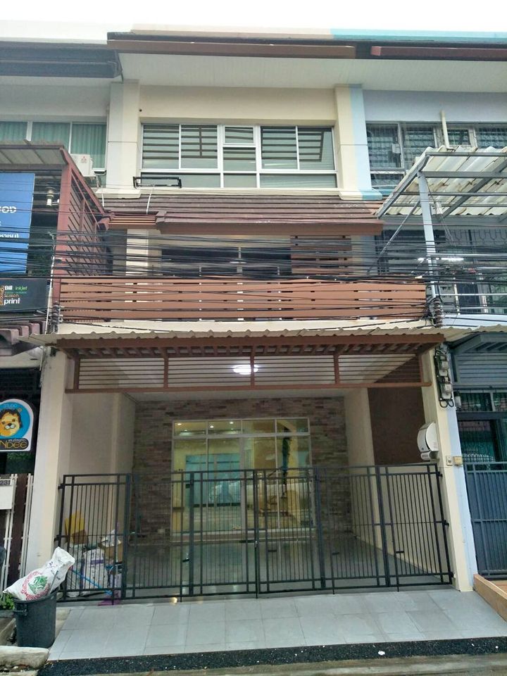 ให้เช่าทาวน์โฮมมีนบุรี-ร่มเกล้า : ให้เช่าทาวน์โฮม 3 ชั้น โครงการ RK Office Park มีนบุรี ถนนสุวินทวงศ์ บ้านสวย สภาพใหม่ แอร์ 4 เครื่อง โครงการอยู่ริมถนนใหญ่ เดินทางสะดวก ใกล้โรงเรียนสารสาสน์วิเทศน์มีนบุรี