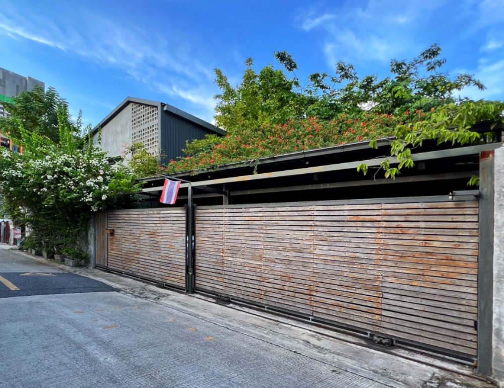 For SaleHouseLadprao, Central Ladprao : Single house Ladprao Soi 1 / 5 bedrooms (for sale), Detached House Ladprao Soi 1 / 5 Bedrooms (FOR SALE) HL1310.