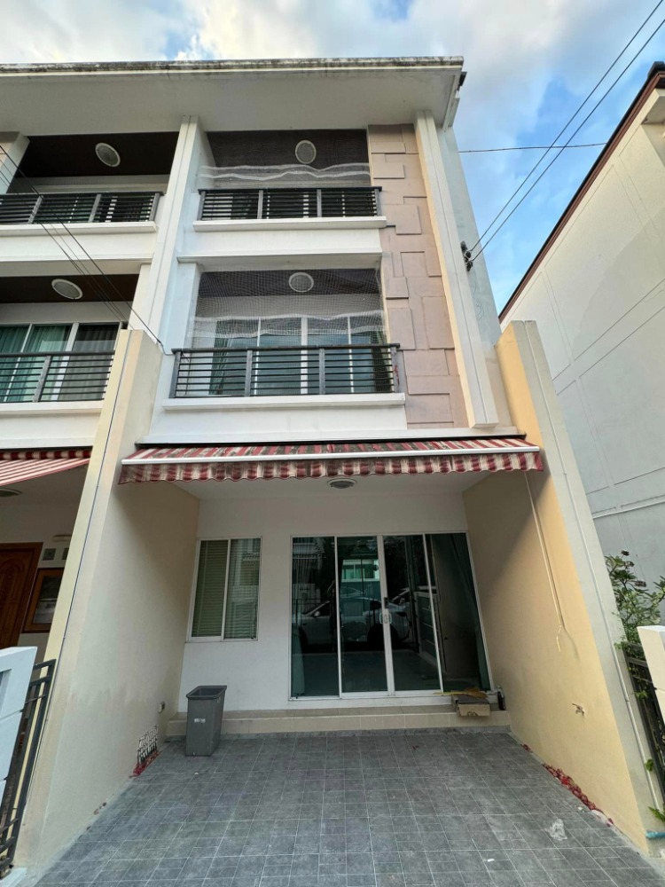 For RentTownhomeThaphra, Talat Phlu, Wutthakat : 3-story townhome for rent Baan Klang Muang Sathorn - Taksin 2, ready to move in, next to BTS Wutthakat, easy access to Sathorn.