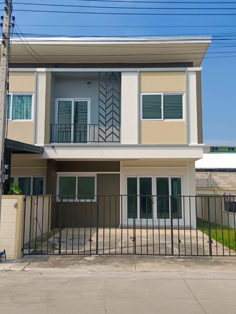 For SaleTownhomePathum Thani,Rangsit, Thammasat : Urgent sale, Village At Park, Village At Park, townhome behind the corner of the main road.
