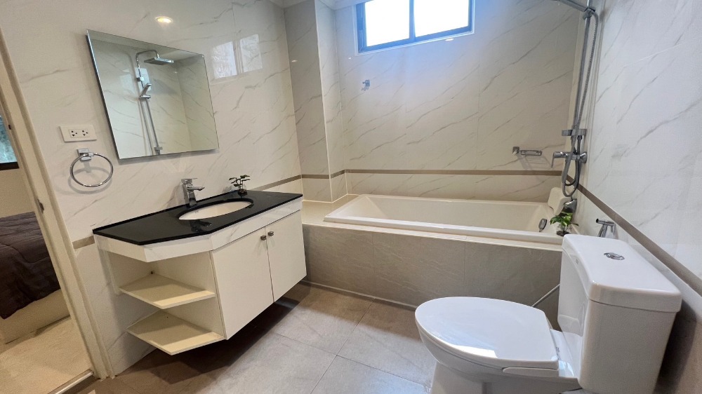 ให้เช่าคอนโดสุขุมวิท อโศก ทองหล่อ : LTH9173 – Condo in Sukhumvit 35  FOR RENT 3 beds 2 baths size 230 Sq.m. near BTS Phrom Phong Station ONLY 120k/Month