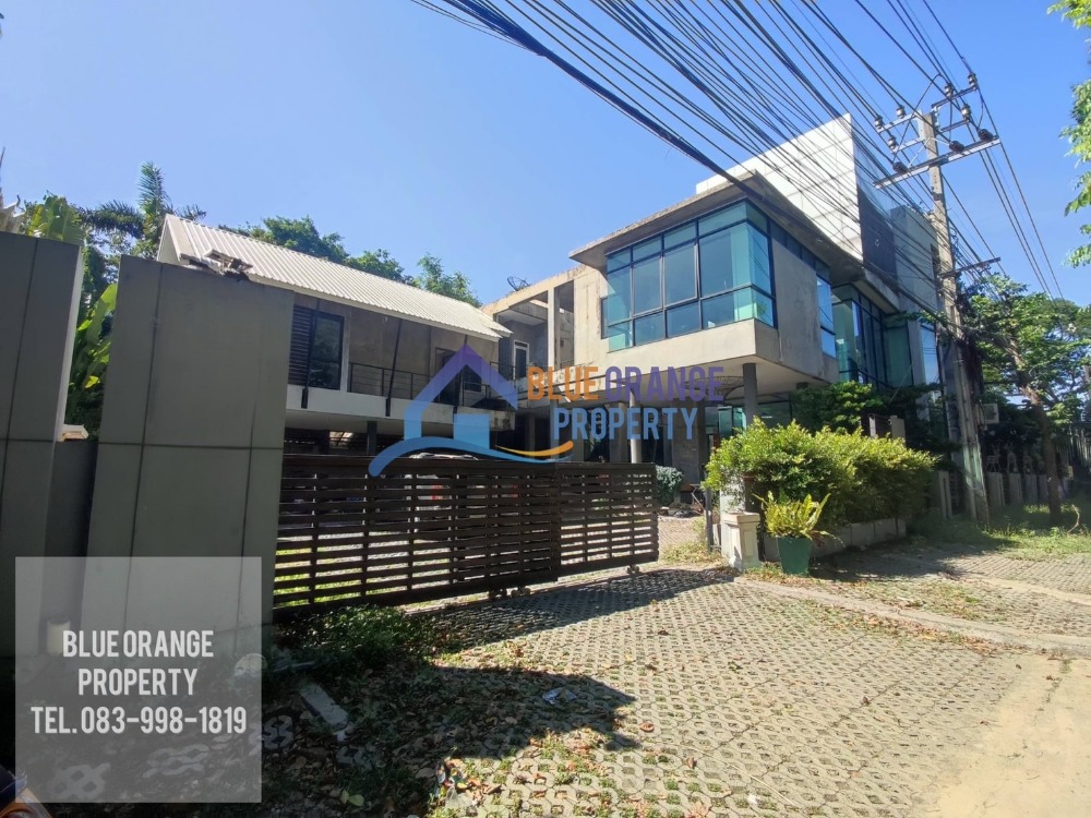 For RentRetail SpaceYothinpattana,CDC : Stand alone commercial building for rent on the road along the Ramintra expressway