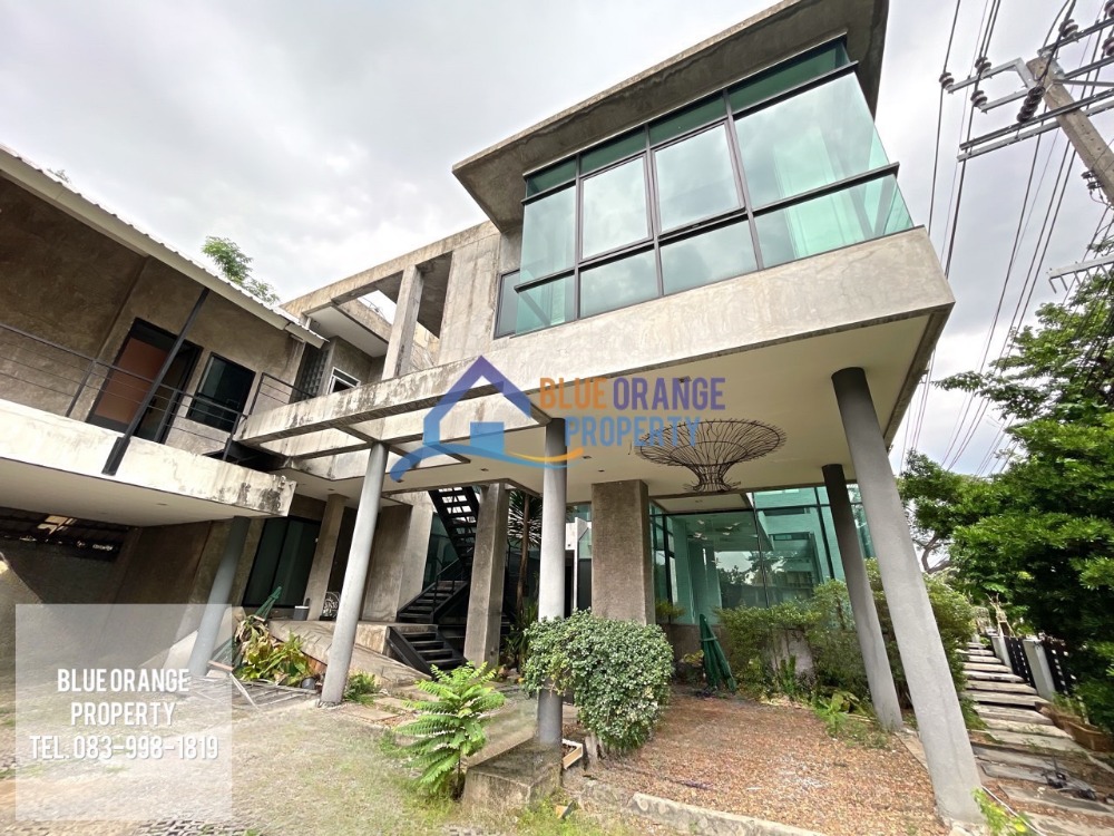 For RentShop HouseYothinpattana,CDC : Stand alone commercial building for rent on the road along the Ramintra expressway