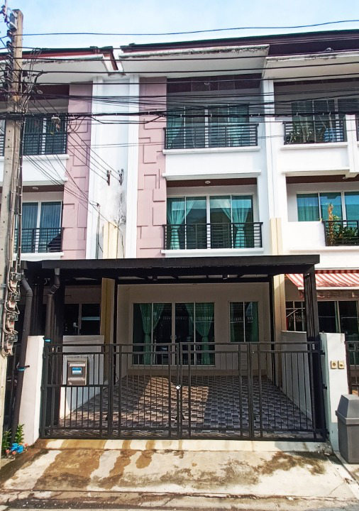 For RentTownhomeLadprao101, Happy Land, The Mall Bang Kapi : Townhome for rent Baan Klang Muang Ladprao 101, near The Mall Life Store, Bangkapi, only 6 minutes