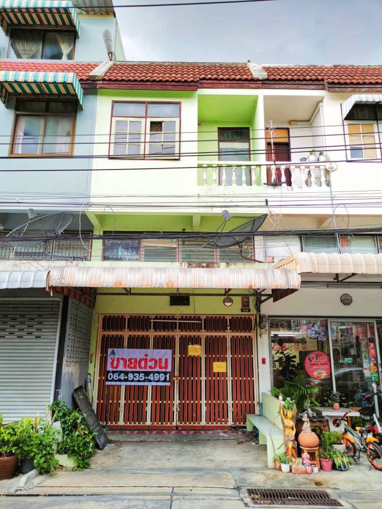 For SaleShop HouseLadprao101, Happy Land, The Mall Bang Kapi : Urgent sale!! 3-storey commercial building, 20 Sqw., next to the main road, Prachakorn Thai Village, Soi Ladprao 93, connecting Ladprao 101, near the Yellow Line, Mahatthai Station
