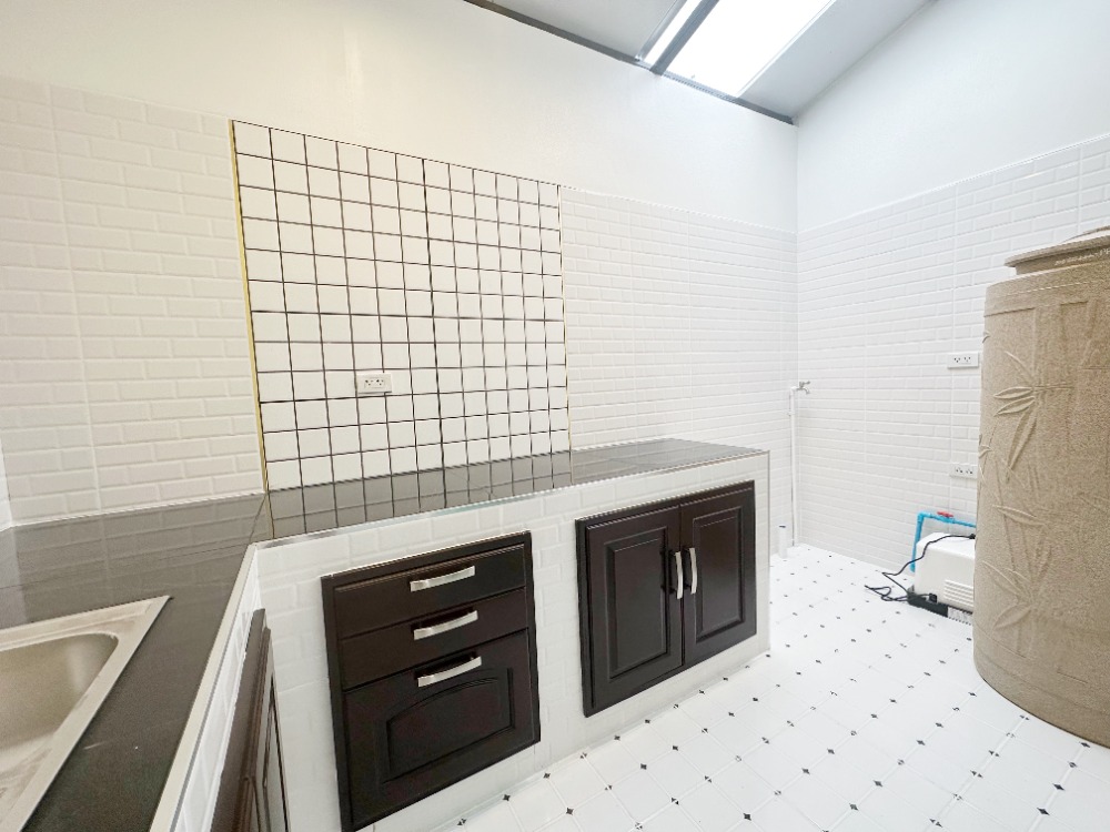 ขายบ้านทาวน์เฮ้าส์หมู่บ้านชมฟ้า-วรางกูล คลอง 2 Loading...