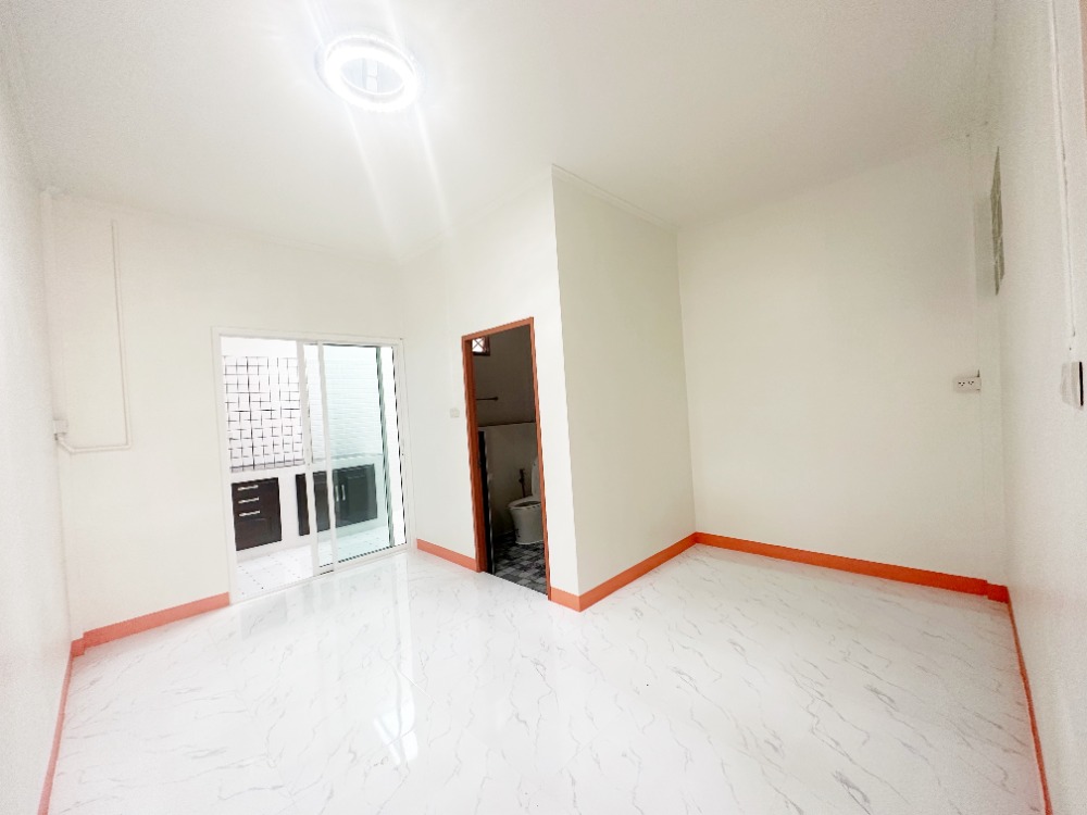 ขายบ้านทาวน์เฮ้าส์หมู่บ้านชมฟ้า-วรางกูล คลอง 2 Loading...