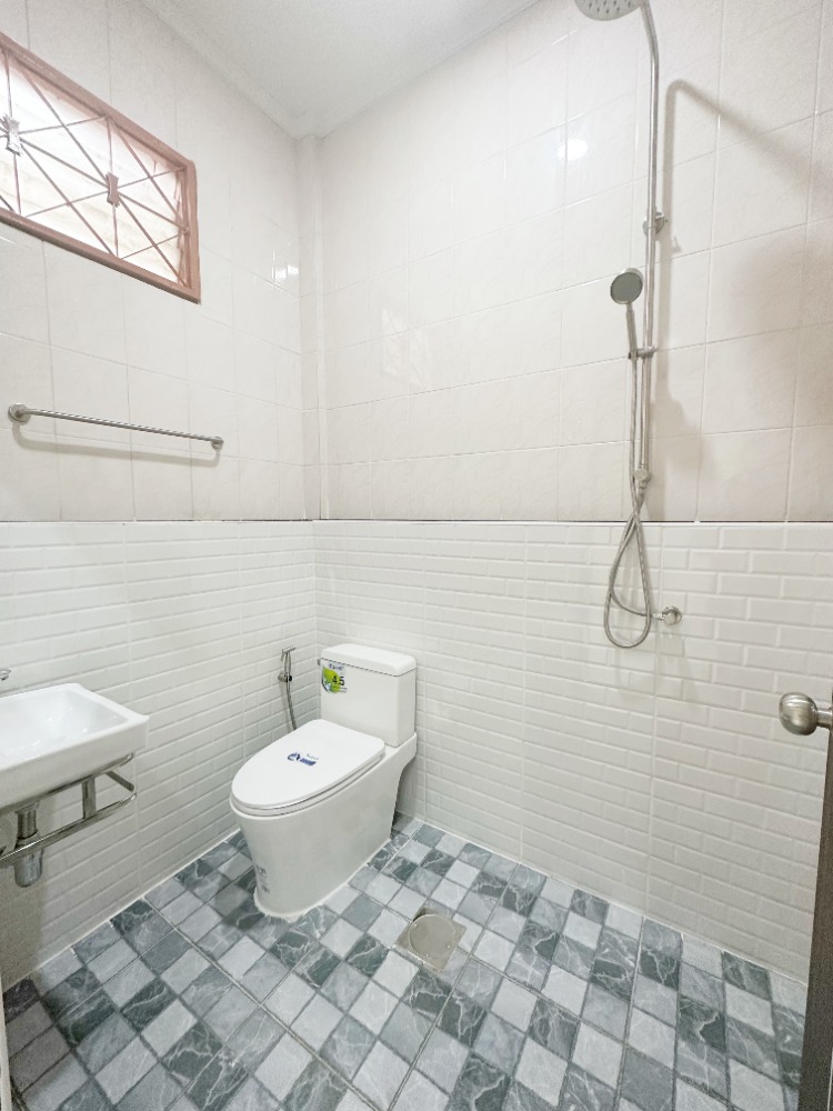 ขายบ้านทาวน์เฮ้าส์หมู่บ้านชมฟ้า-วรางกูล คลอง 2 Loading...