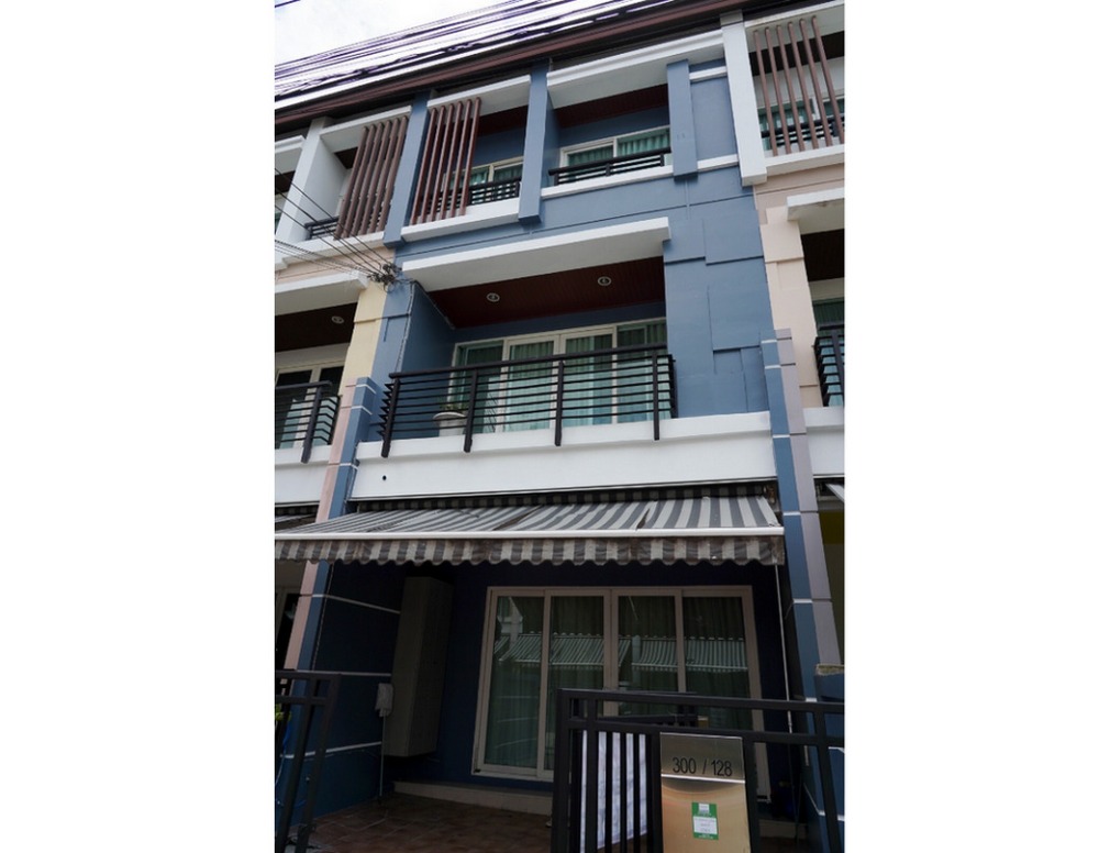 For RentTownhomeYothinpattana,CDC : 3-storey townhome, good location, beautifully decorated, for rent in the Ladprao-Rama 9 area, near Big C Supercenter, Ladprao branch, only 1.9 km.