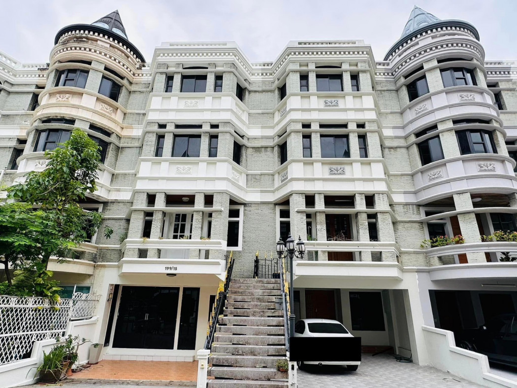 For RentTownhomeSukhumvit, Asoke, Thonglor : For rent, 4-bedroom house, Chicha Castle, Pool Villa, located in the heart of the business district and can be used as a home office.