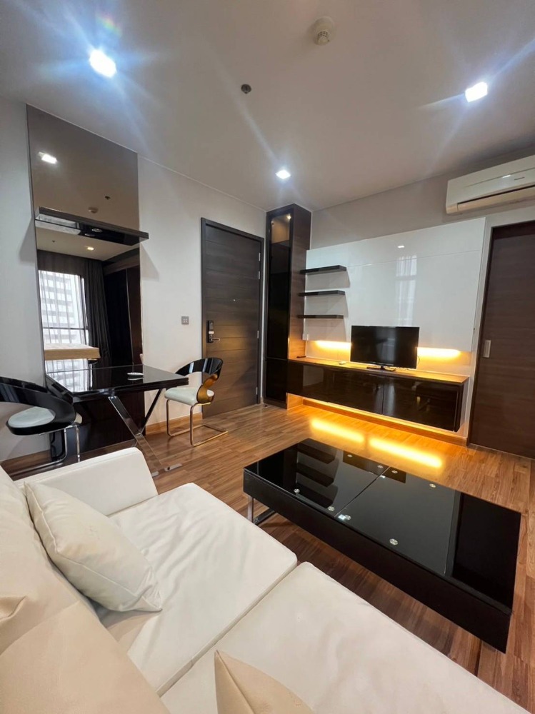 For RentCondoRatchadapisek, Huaikwang, Suttisan : Available for rent IVY AMPIO, best deal in the building, separate kitchen, ready to move in today, make an appointment to view 063-384-4228
