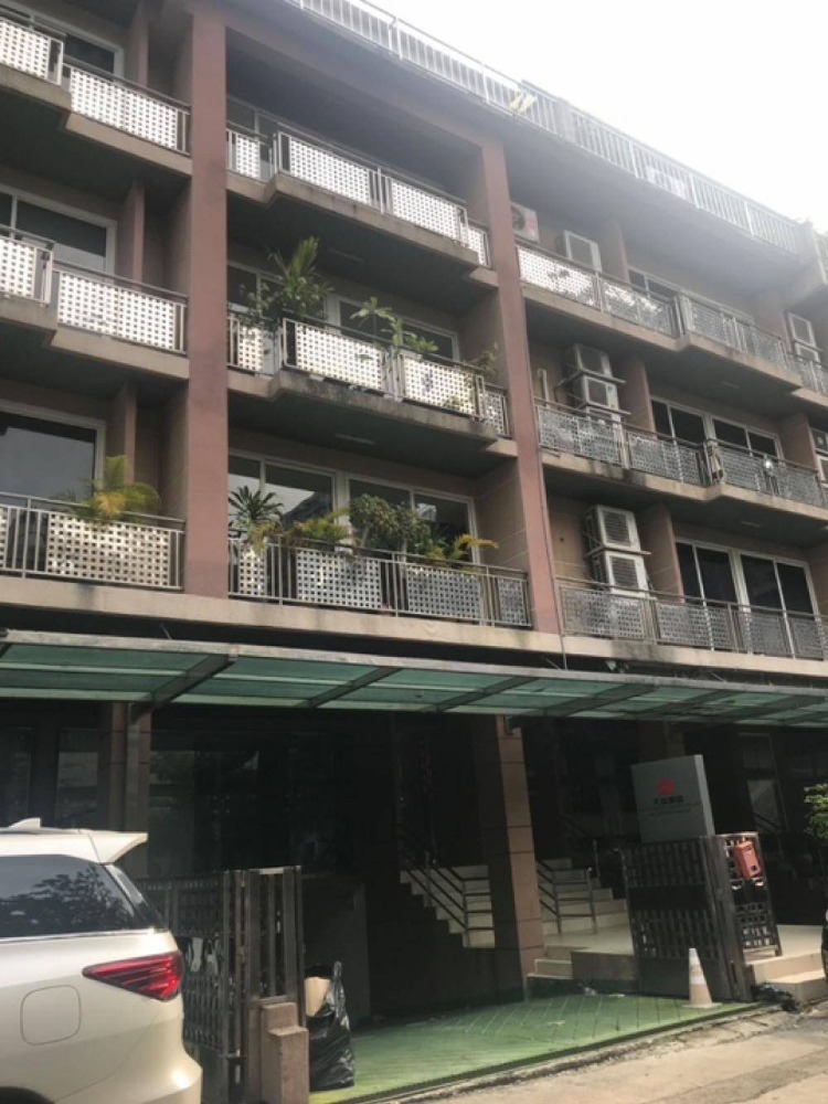 For RentShop HouseRama9, Petchburi, RCA : Commercial building for rent, Soi Thaweemit 13, Rama 9 - Ratchada zone, near Central Rama 9, just 2 minutes.