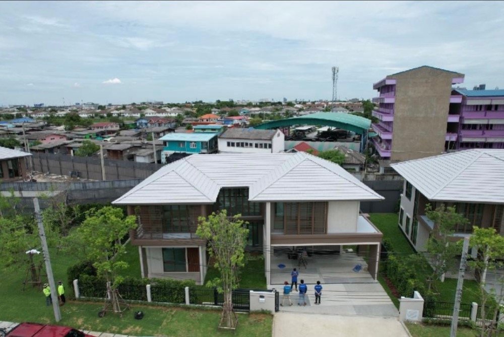 For SaleHousePattanakan, Srinakarin : 2-storey detached house for sale (corner room), Busasiri University, Krungthep Kreetha, beautiful and luxurious. If interested, contact Line @841qqlnr
