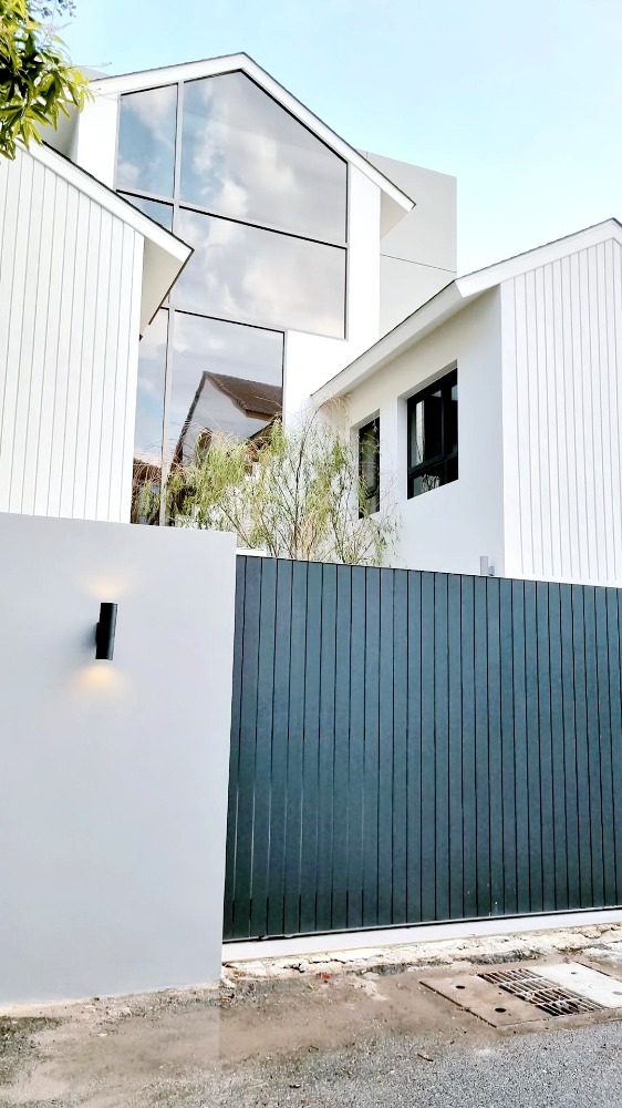 ให้เช่าบ้านสุขุมวิท อโศก ทองหล่อ : H0080😊 For RENT ให้เช่า บ้านเดี่ยว 3 ชั้น🚪3 ห้องนอน🏢เอกมัย🔔พื้นที่บ้าน:45.00ตร.วา🔔พื้นที่ใช้สอย:350.00ตร.ม.💲เช่า:250,000฿📞O99-5919653,O65-9423251✅LineID:@sureresidence