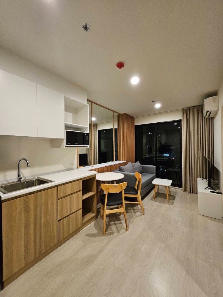 For SaleCondoChaengwatana, Muangthong : The room is decorated with built-ins. Eastern view, not hot in the afternoon sun. High floor, no noise, next to MRT Muang Thong Station.