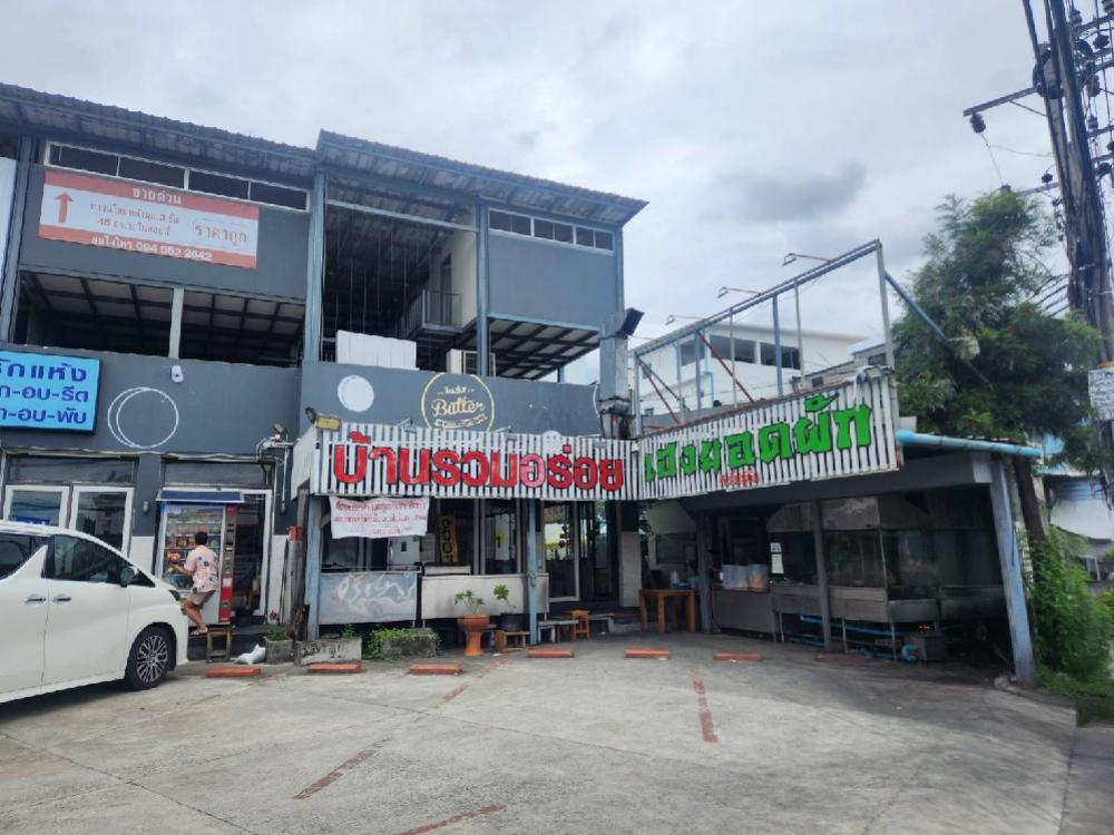 ให้เช่าอาคารพาณิชย์เกษตร นวมินทร์ ลาดปลาเค้า : ให้เช่าพื้นที่สำหรับเปิดร้านทั้งแปลง มีที่จอดรถ 8 คันด้านหน้า