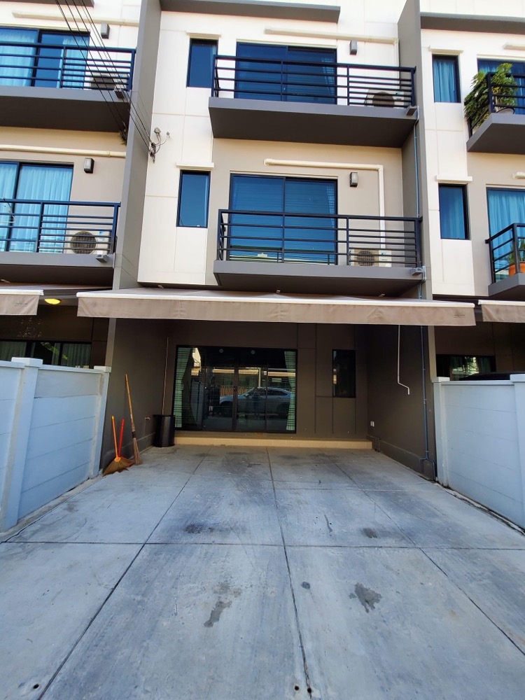 ให้เช่าทาวน์โฮมปิ่นเกล้า จรัญสนิทวงศ์ : 🏡ว่างให้เช่า บ้านกลางเมืองปิ่นเกล้า-จรัญทาว์โฮม 3 ห้องนอน 3 ห้องน้ำ 1 ห้องครัว 1 ห้องนั่งเล่น จอดรถได้ 2 คัน