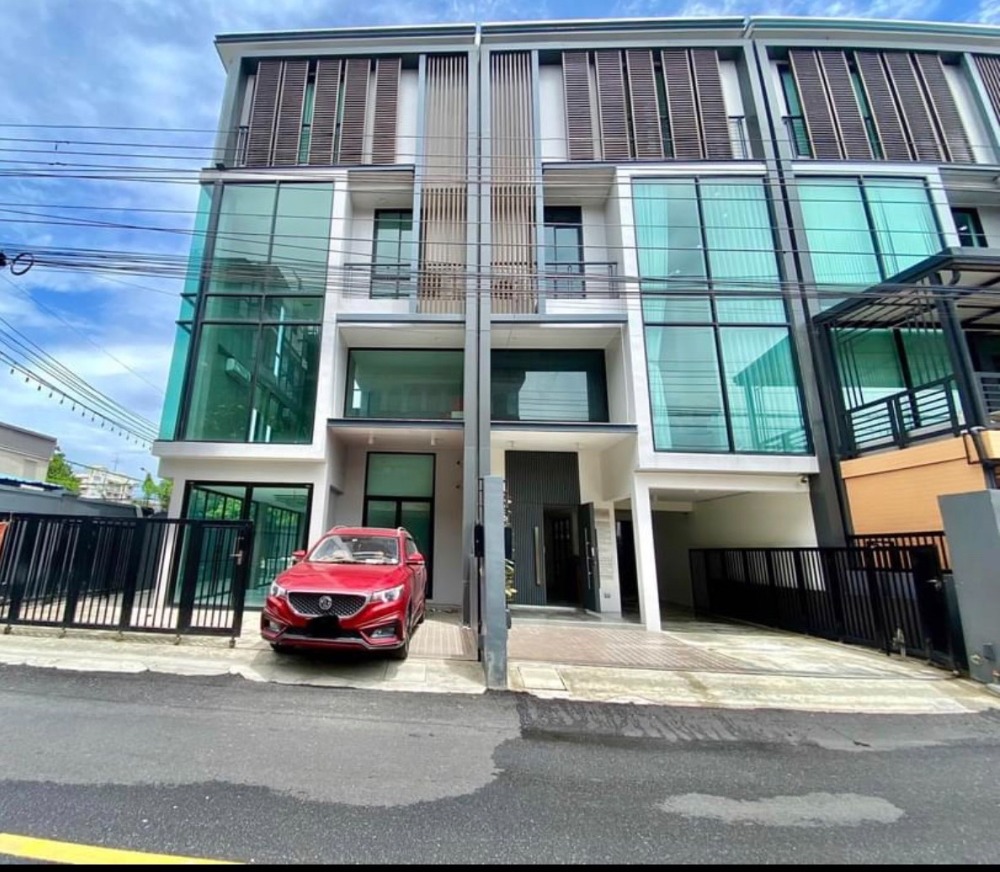 ให้เช่าโฮมออฟฟิศลาดพร้าว เซ็นทรัลลาดพร้าว : 🏡ขาย / เช่า บ้านโฮมออฟฟิศ 4ชั้น (ลาดพร้าว-รัชดา) ทำเลดีย่านใจกลางเมือง เป็นบ้านหัวมุม หมาะสำหรับทั้งค้าขาย/อยู่อาศัย และเป็นออฟฟิศได้ มีพื้นที่ใช้สอยมากมาย *ใกล้ทางด่วน เอกมัย-รามอินทรา ด่านลาดพร้าว ใกล้รถไฟฟ้า
