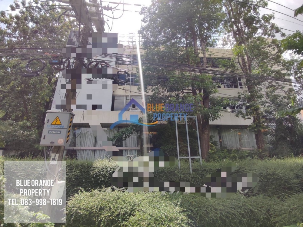 For RentShowroomYothinpattana,CDC : Commercial Space/ building for rent, Pradit Manootham Total usable area 2,200 sqm.