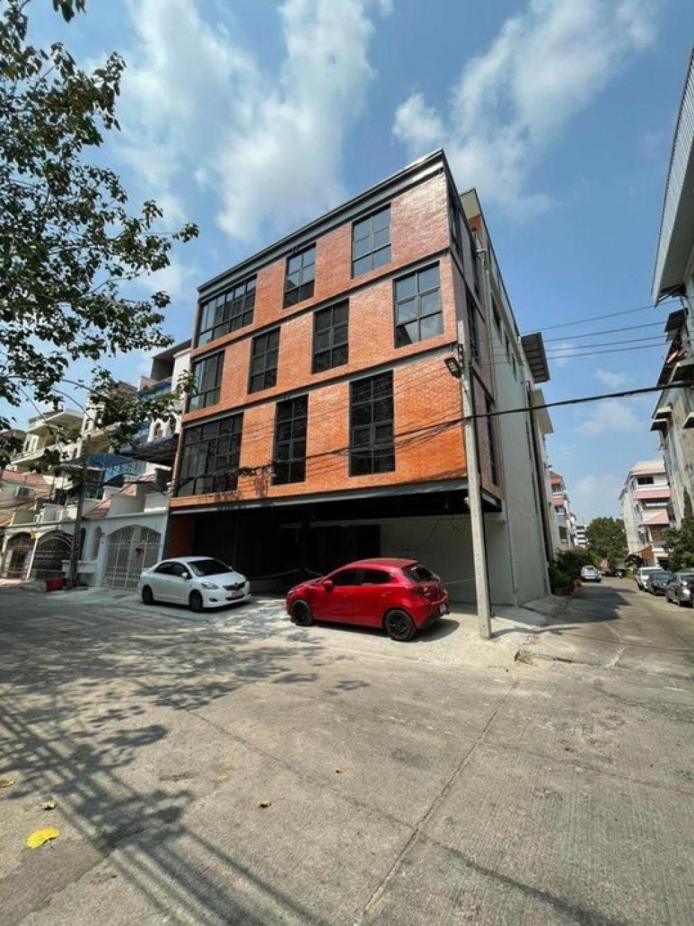 For SaleShop HousePattanakan, Srinakarin : Commercial building for sale, 2 booths, 47.4 square meters, with tenant 70k per month for 3 years, only 22 million baht (free transfer) @Soi Srinakarin 40, at the entrance of the alley there is a train station.