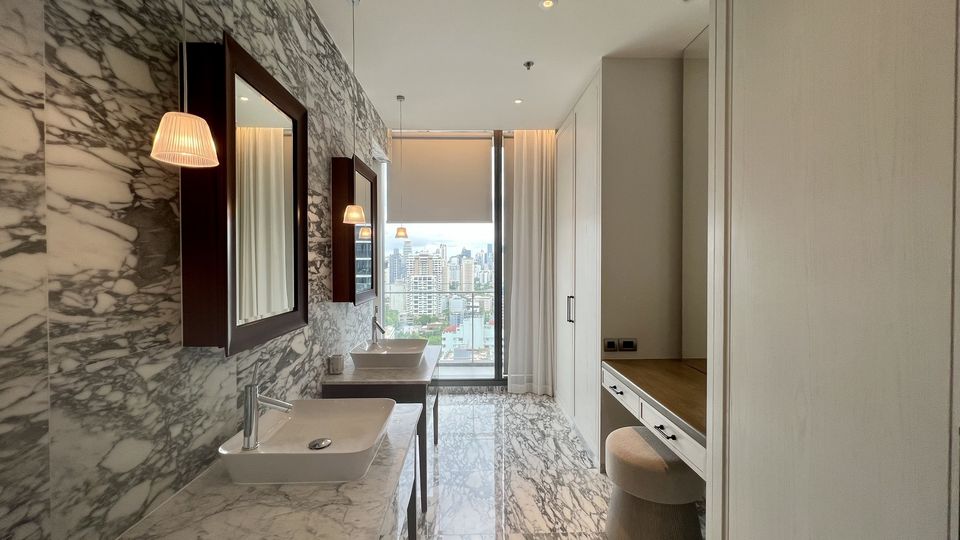 ให้เช่าคอนโดสุขุมวิท อโศก ทองหล่อ : Super luxury 3 bedroom 3 bathroom 149.5 Sqm.