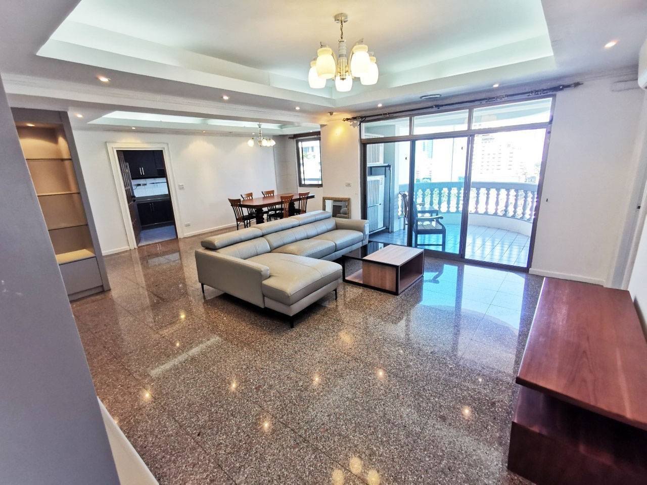 ให้เช่าคอนโดสุขุมวิท อโศก ทองหล่อ : LTH8380 - Royal Castle Sukhumvit ¬†FOR RENT¬† 3 beds 3 baths size 160 Sq.M. nearby BTS Phrom Phong¬†Station ONLY 59k/Month