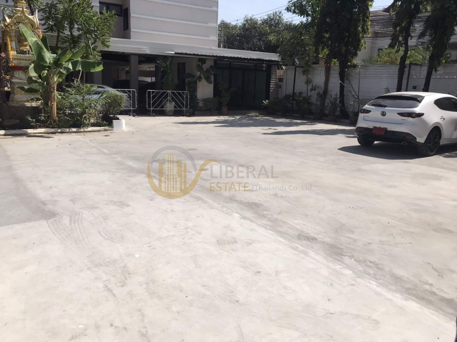 ให้เช่าที่ดินสุขุมวิท อโศก ทองหล่อ : LTH8833 - Land FOR Rent in Ekkamai area size 55 Sq.Wah. Nearby BTS Ekkamai station ONLY 60k/Month
