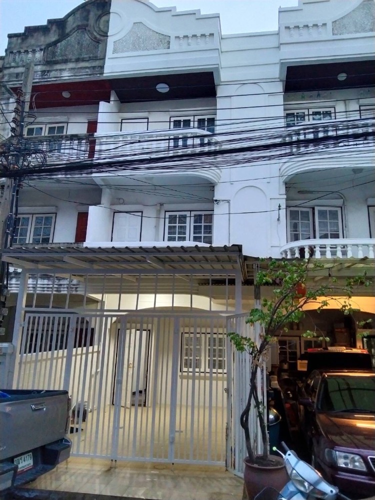 ให้เช่าทาวน์โฮมบางนา แบริ่ง ลาซาล : ทาวน์โฮม 3ชั้น  หมู่บ้านไพโรจน์ 4 ห้องนอน 3ห้องน้ำ รีโนเวทใหม่ ใกล้รถไฟฟ้าสายสีเหลือง สถานีศรีอุดม เพียง 1กม.เท่านั้น ใกล้เซ็นทรัลบางนา หาของกินง่ายๆ