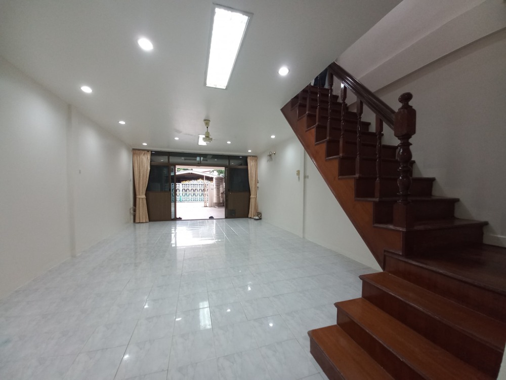 For RentTownhomeBang Sue, Wong Sawang, Tao Pun : Townhouse for rent, Saphan 99, Prachachuen, Bang Sue. Ready to move in immediately. Latest renovation inside-outside Near Kasemrat Prachachuen Hospital