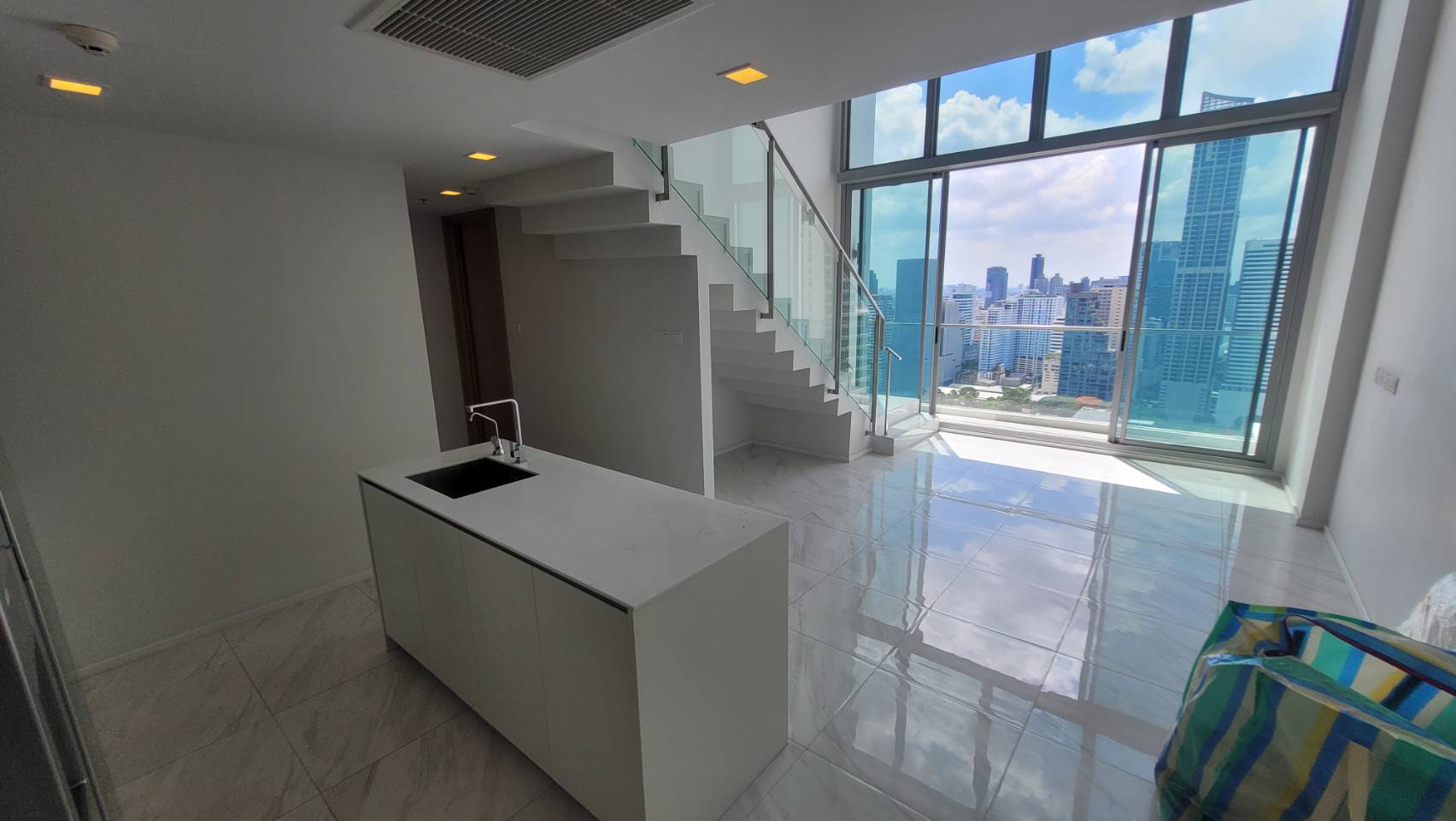 For RentCondoNana, North Nana,Sukhumvit13, Soi Nana : Hyde Sukhumvit 11 for Rent - 3 beds  - 146 sqm - 120000 THB