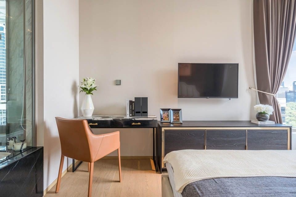 For RentCondoSilom, Saladaeng, Bangrak : For Rent luxurious and convenient living in this 1-bedroom condo unit at SalaDaeng One