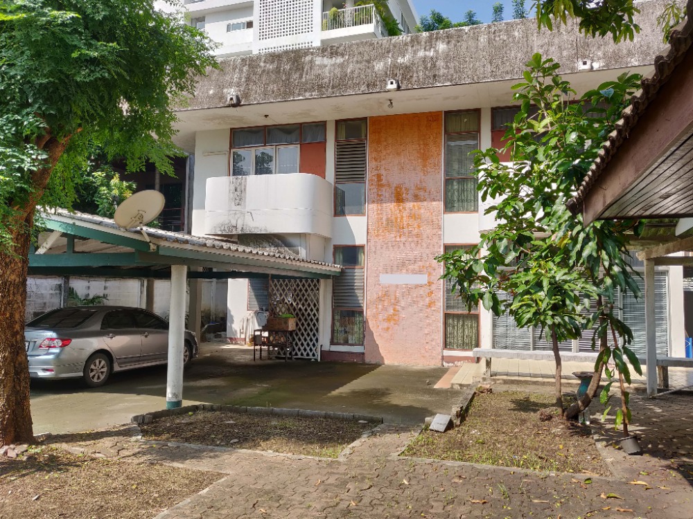 For SaleLandSukhumvit, Asoke, Thonglor : Land for sale in Ekkamai with house, location Ekkamai Soi 10, Intersection 2