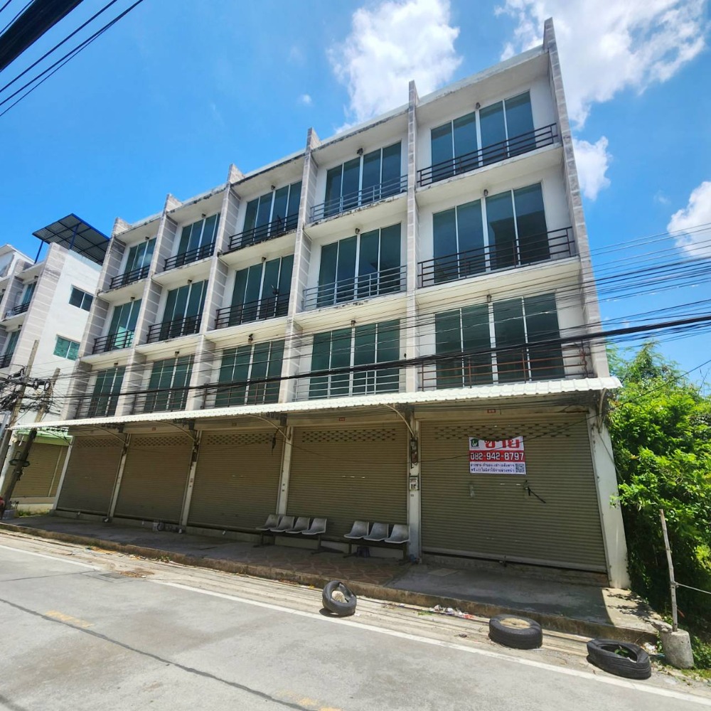 For SaleShop HouseRama5, Ratchapruek, Bangkruai : Shophouse for sale, 3.5 floors, near the electricity market in a community area, suitable for trading/renting out or living, Nonthaburi