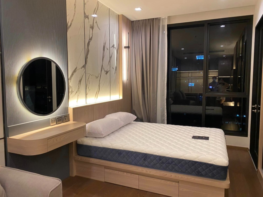 For RentCondoAri,Anusaowaree : 👑 Ideo Q Victory 👑 The room is fully furnished. complete electrical appliances Next to the bts train, very convenient to travel.