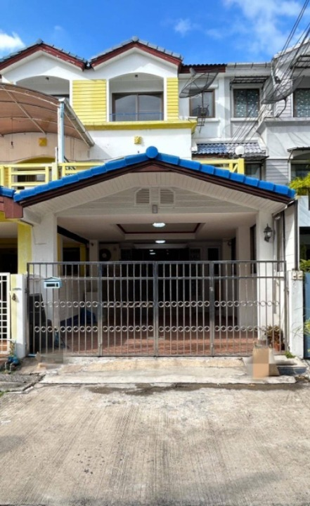 For RentTownhomePattanakan, Srinakarin : Townhome for rent Baan Klang Muang Rama 9, Rama 9 zone, near The Nine Rama 9, only 3 minutes.