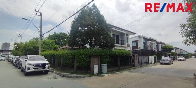 ขายทาวน์โฮมบางนา แบริ่ง ลาซาล : ขายบ้าน พฤกษาทาวน์ เน็กซ์ ลอฟท์ บางนา กม.5 หลังมุม ถนนเมน ต้นโครงการ ใกล้ทางเข้าออก ติดสวน