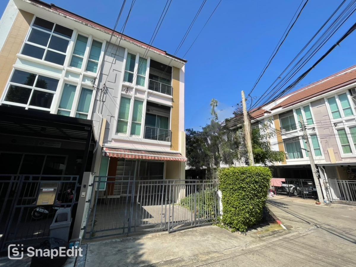 For SaleTownhomeRatchadapisek, Huaikwang, Suttisan : For sale, a house in the middle of the city, Ratchada 36, ​​Soi Suea Yai, 3-storey townhouse, corner house, private zone, with a 5-meter wide frontage area, size 29.6 sq m, 165 sq m, parking for 2 cars, 3 bedrooms, 3 bathrooms, 1 kitchen, ready to move in