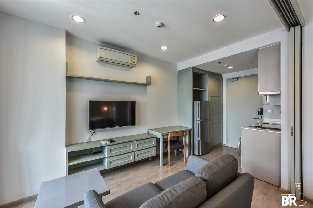 For RentCondoRatchathewi,Phayathai : Urgent for rent! IDEO Q Ratchathewi/BTS Ratchathewi, 1 bedroom, 1 bathroom, very good location, high floor, 7-11 under the building, good central area, interested Tel.0876358339 K.Nang