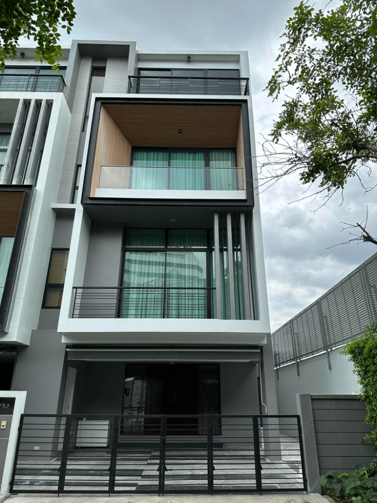 For RentTownhomePattanakan, Srinakarin : Townhome for rent, Nirvana Define Rama 9, near The Nine Center Rama 9, just 3 minutes.