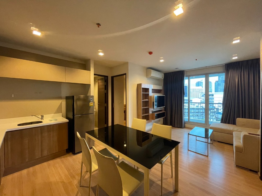 ให้เช่าคอนโดสาทร นราธิวาส : Rhythm sathorn ติด bts สะพานตากสิน 2 bedroom Modern Style, ว่างพร้อมให้เช่า
